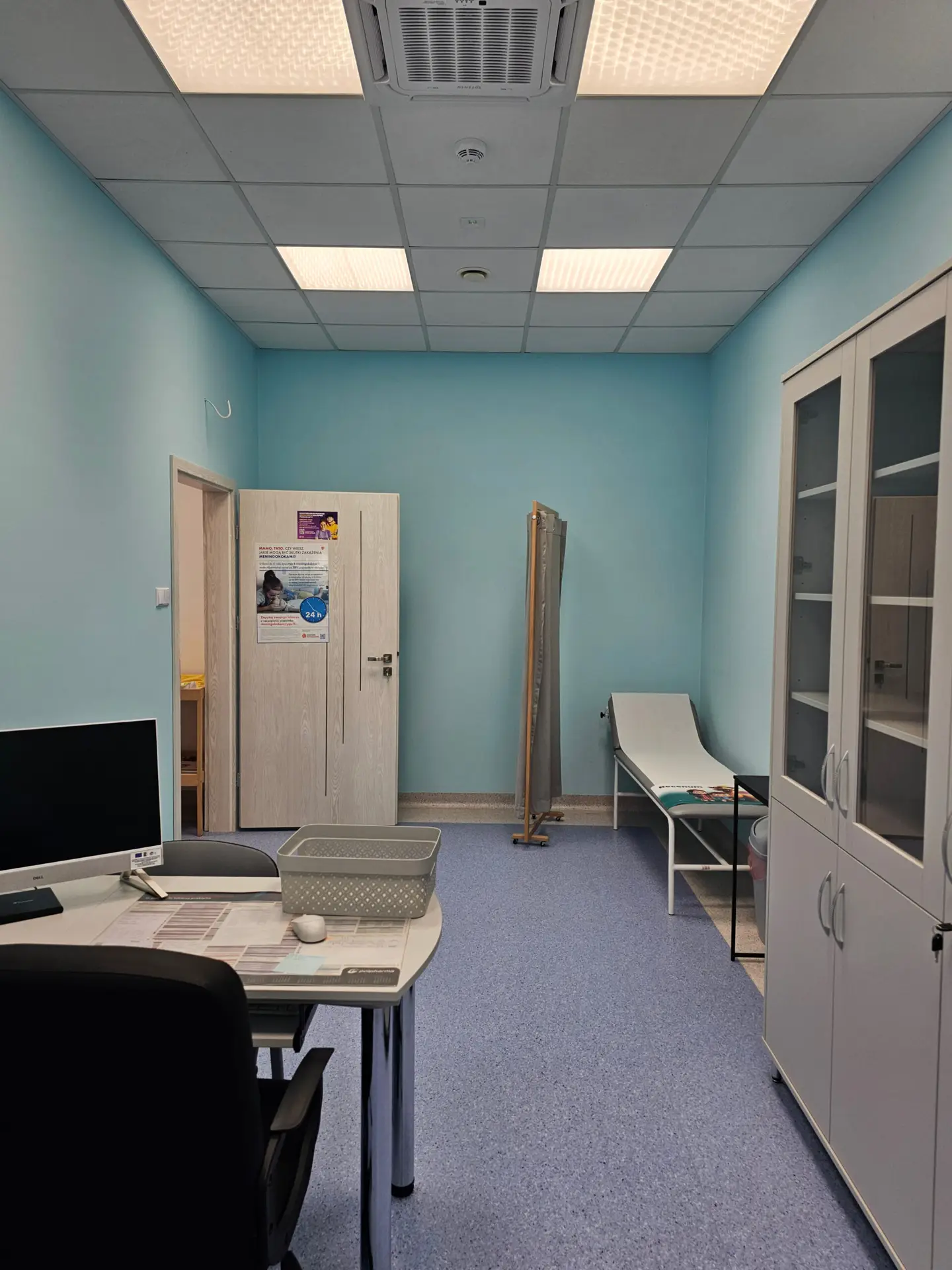 Gabinet lekarski z kozetką i wagą lekarską
